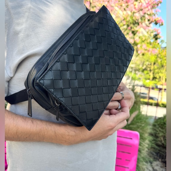 Authentic Mint Condition Bottega Veneta Men’s Crossbody Belt Bag. - Picture 5 of 17